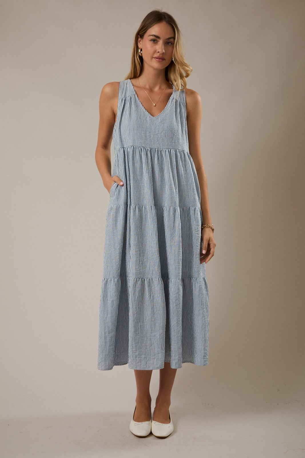Vestido Midi Azul a Rayas con Escote en V y Lazo en la Espalda