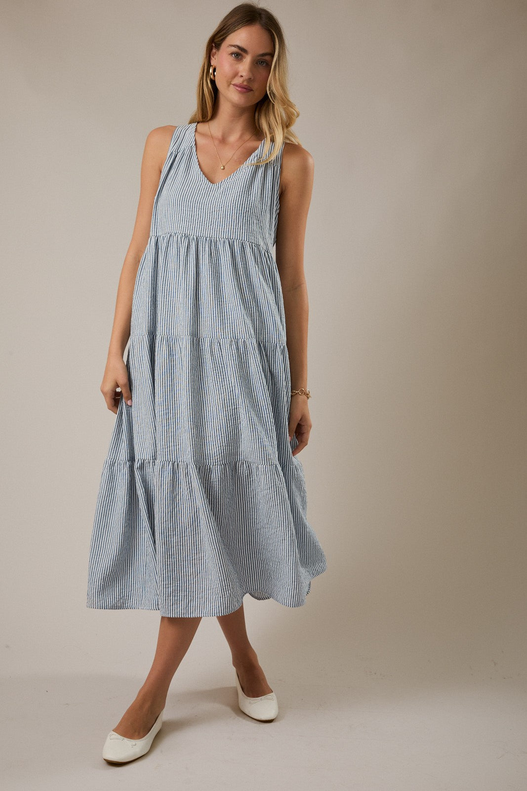 Vestido Midi Azul a Rayas con Escote en V y Lazo en la Espalda