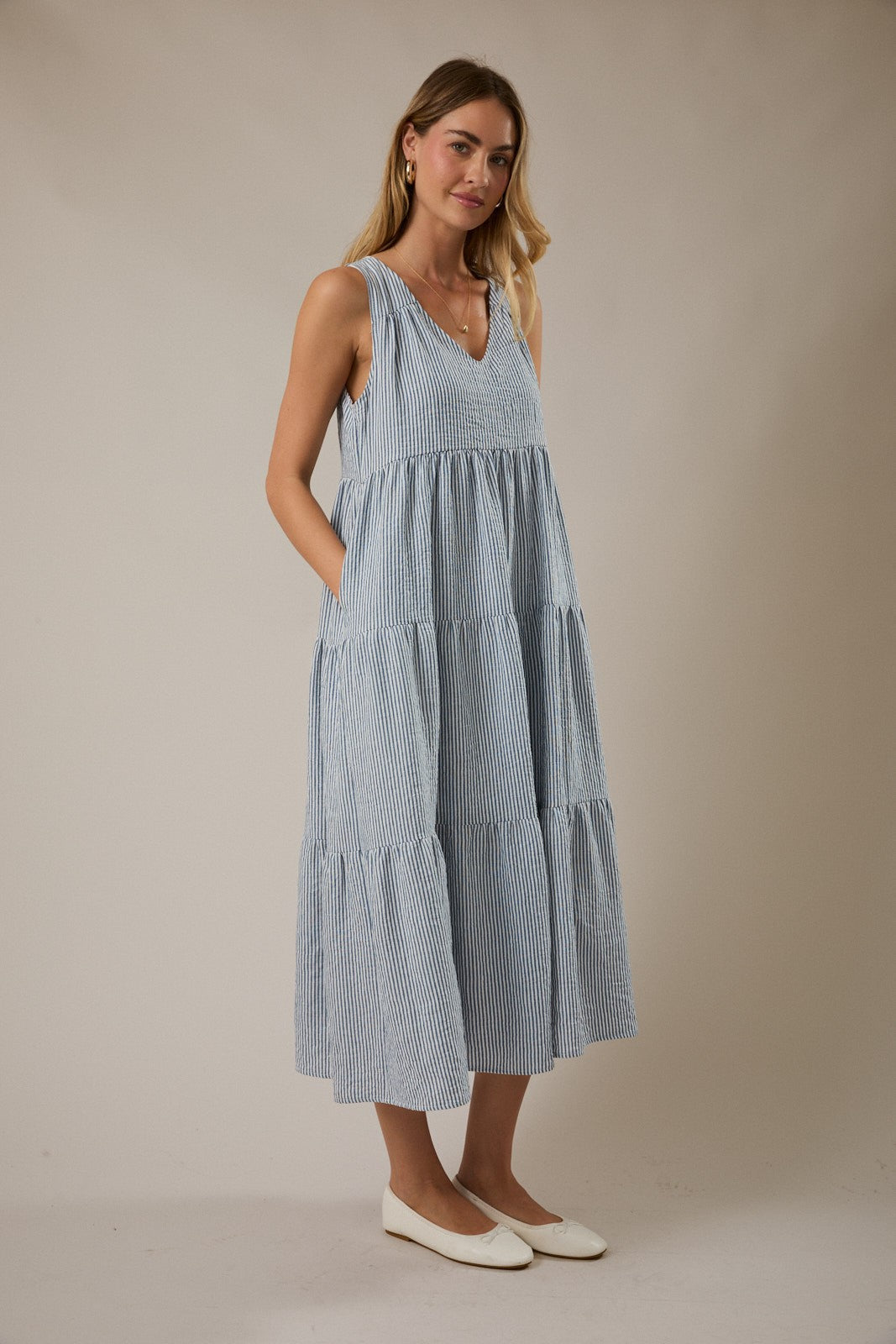 Vestido Midi Azul a Rayas con Escote en V y Lazo en la Espalda