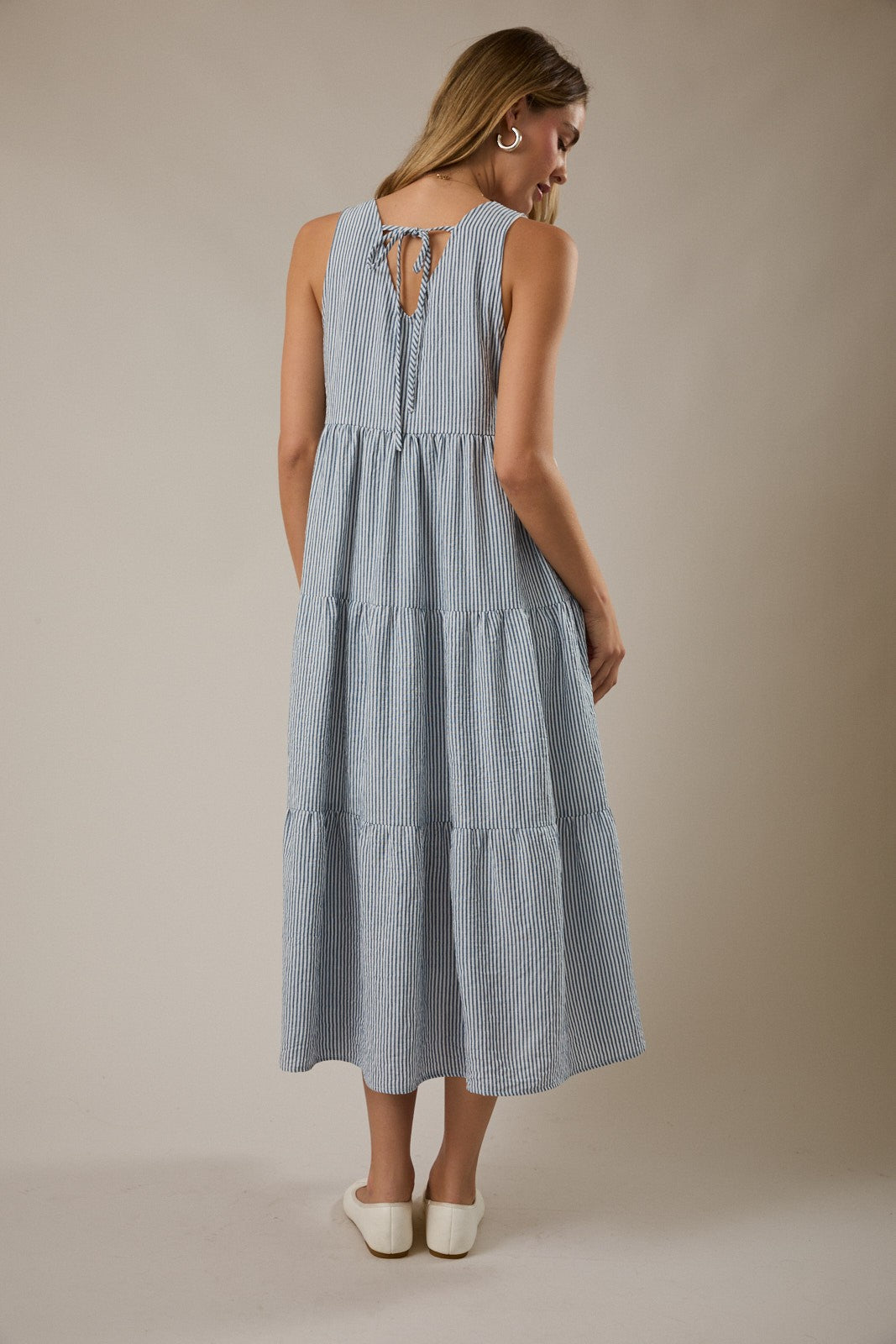 Vestido Midi Azul a Rayas con Escote en V y Lazo en la Espalda