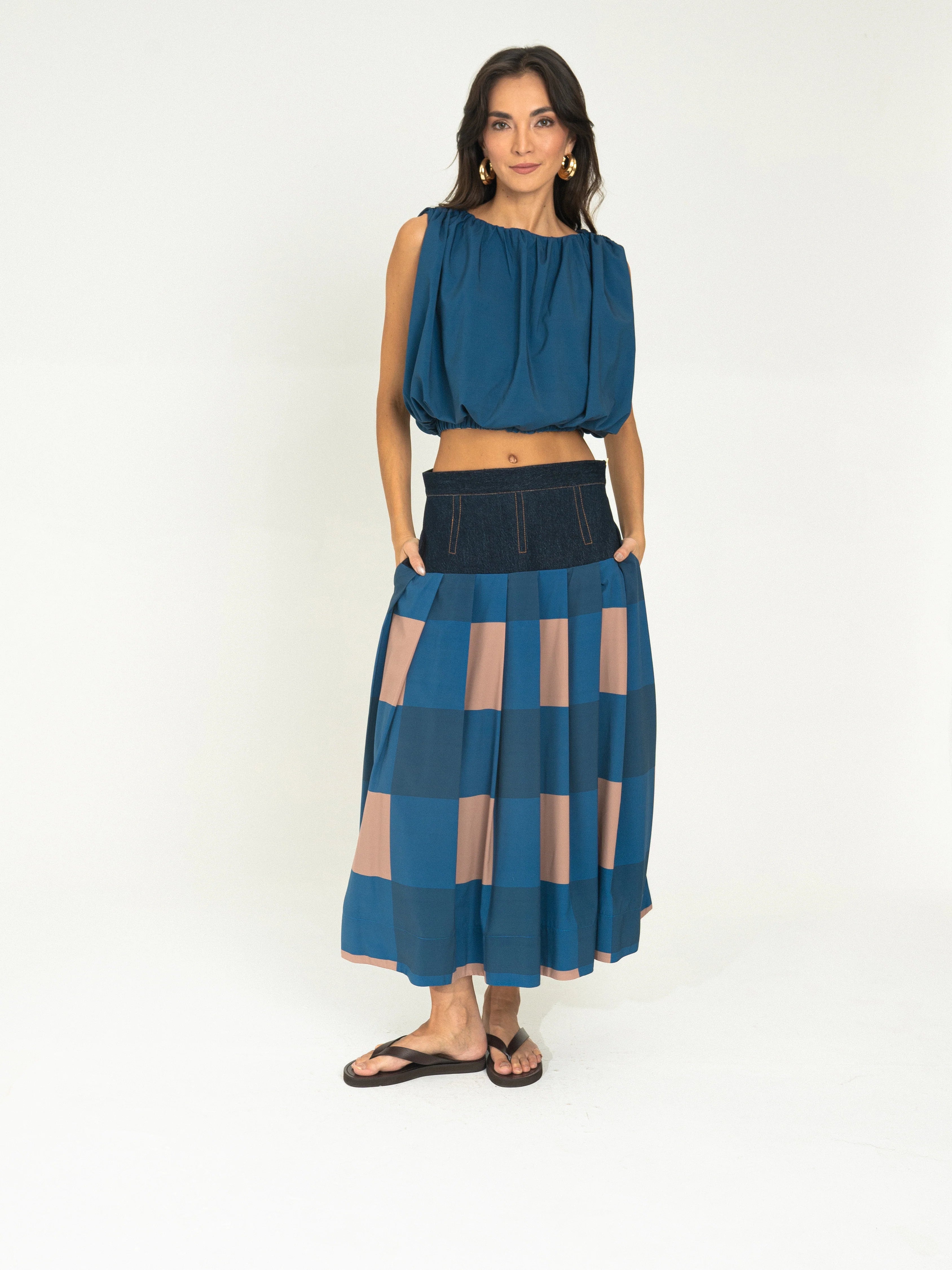Blusa Sin Mangas Plisada en Verde Azulado con Detalle de Botones - Estilo Boutique