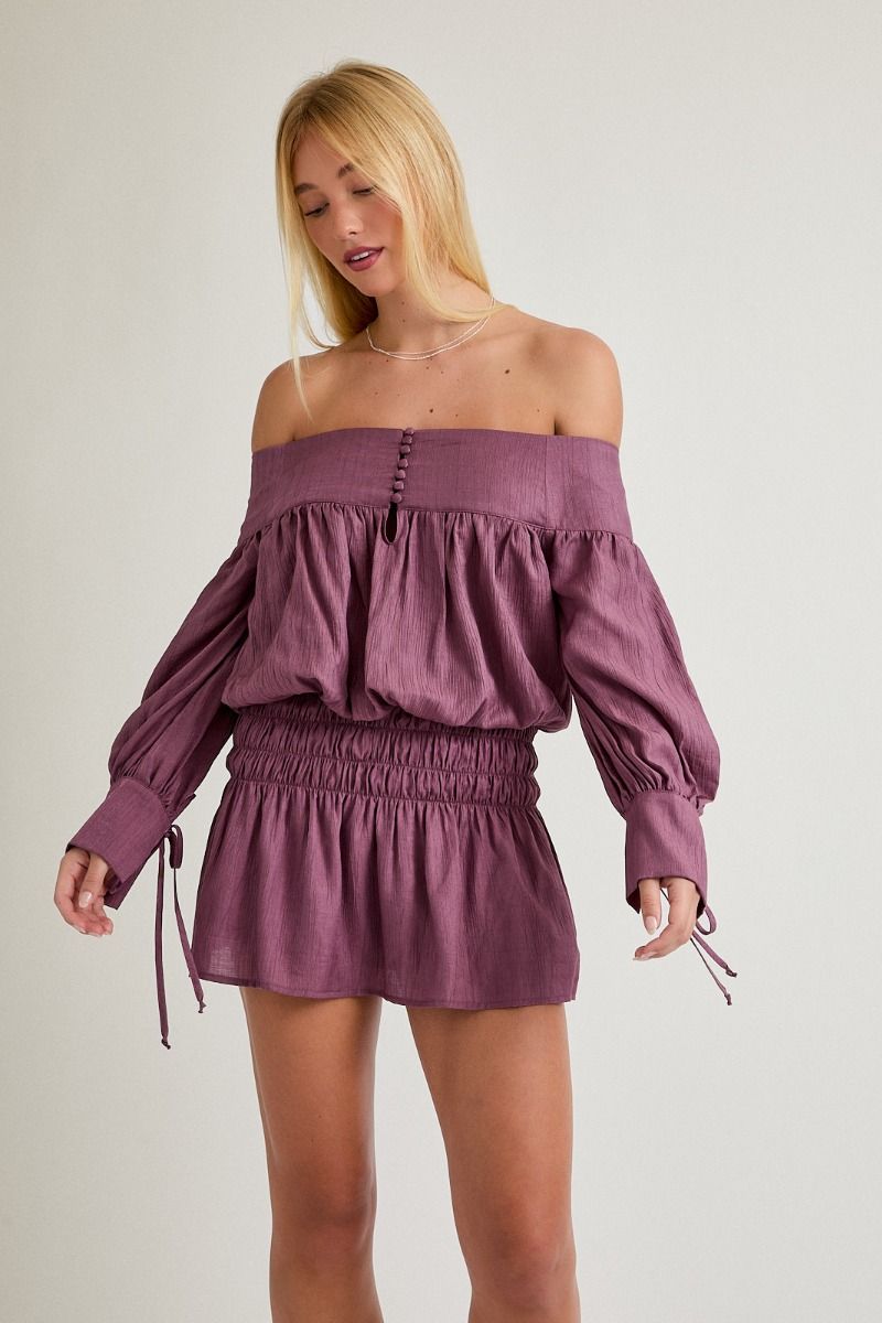 Blusa Morada de Manga Corta con Detalles de Botones y Fruncido