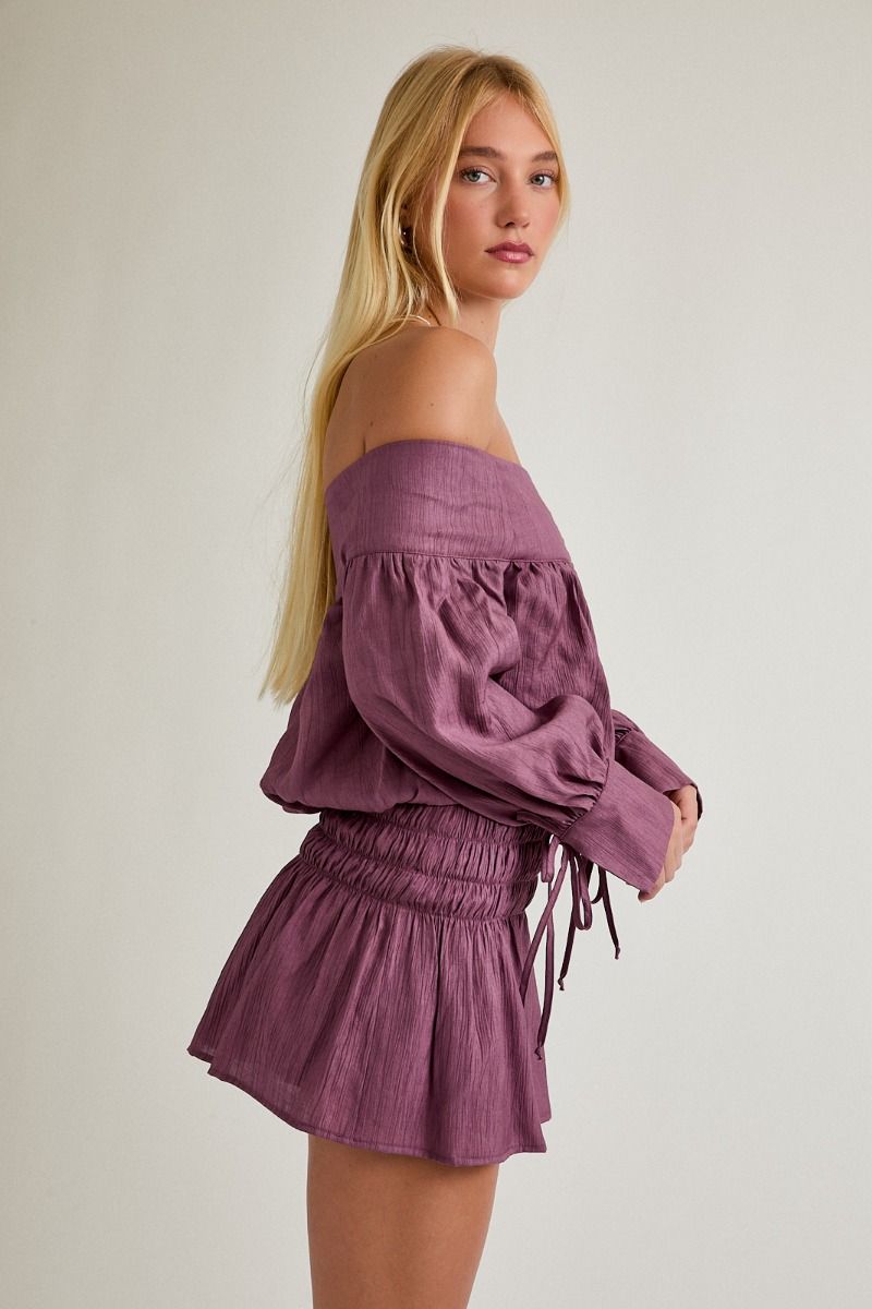Blusa Morada de Manga Corta con Detalles de Botones y Fruncido