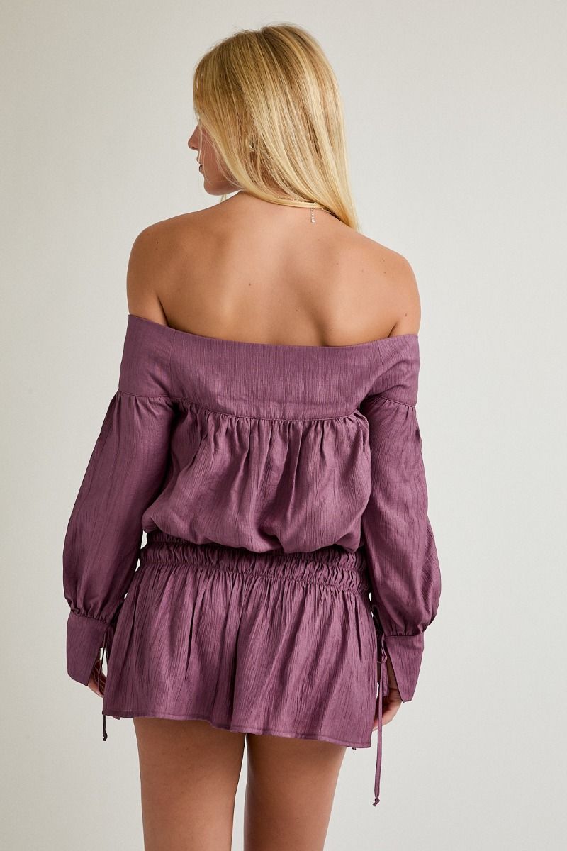 Blusa Morada de Manga Corta con Detalles de Botones y Fruncido