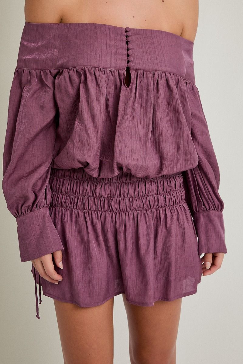 Blusa Morada de Manga Corta con Detalles de Botones y Fruncido
