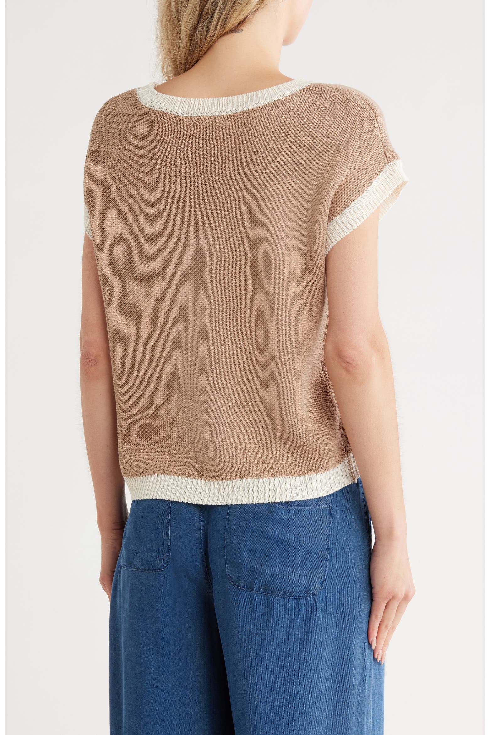 Suéter de Punto Beige con Detalle de Logo - Elegancia Boutique