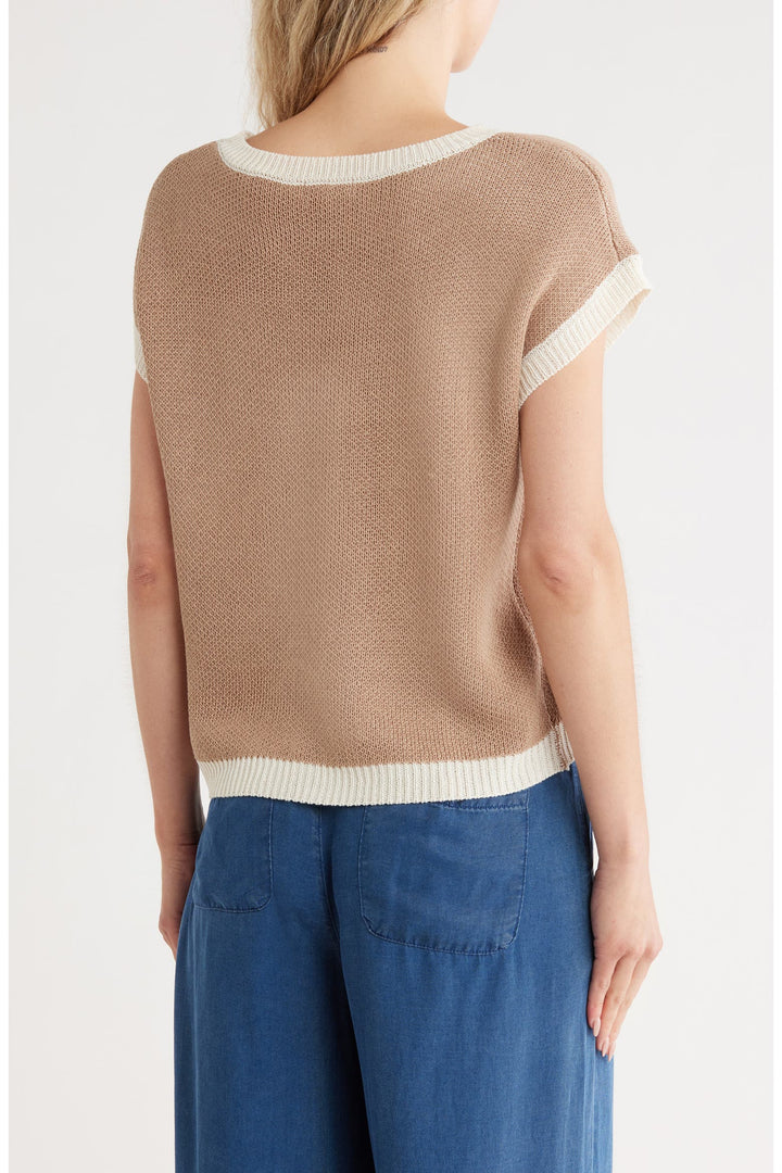 Suéter de Punto Beige con Detalle de Logo - Elegancia Boutique