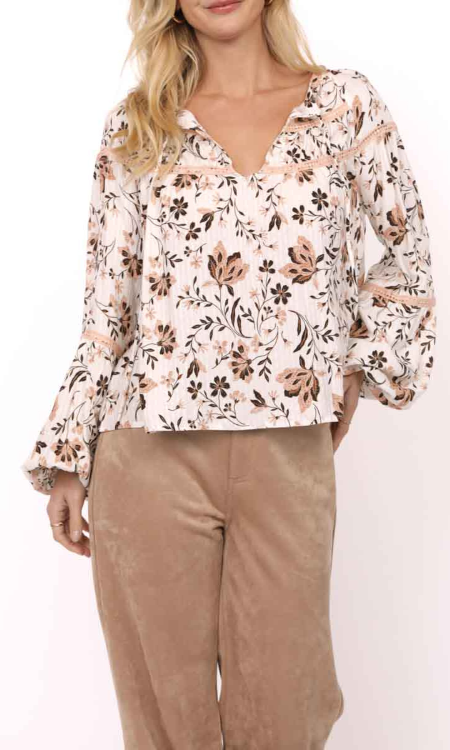 Blusa Blanca de Flores con Volantes - Estilo Boutique