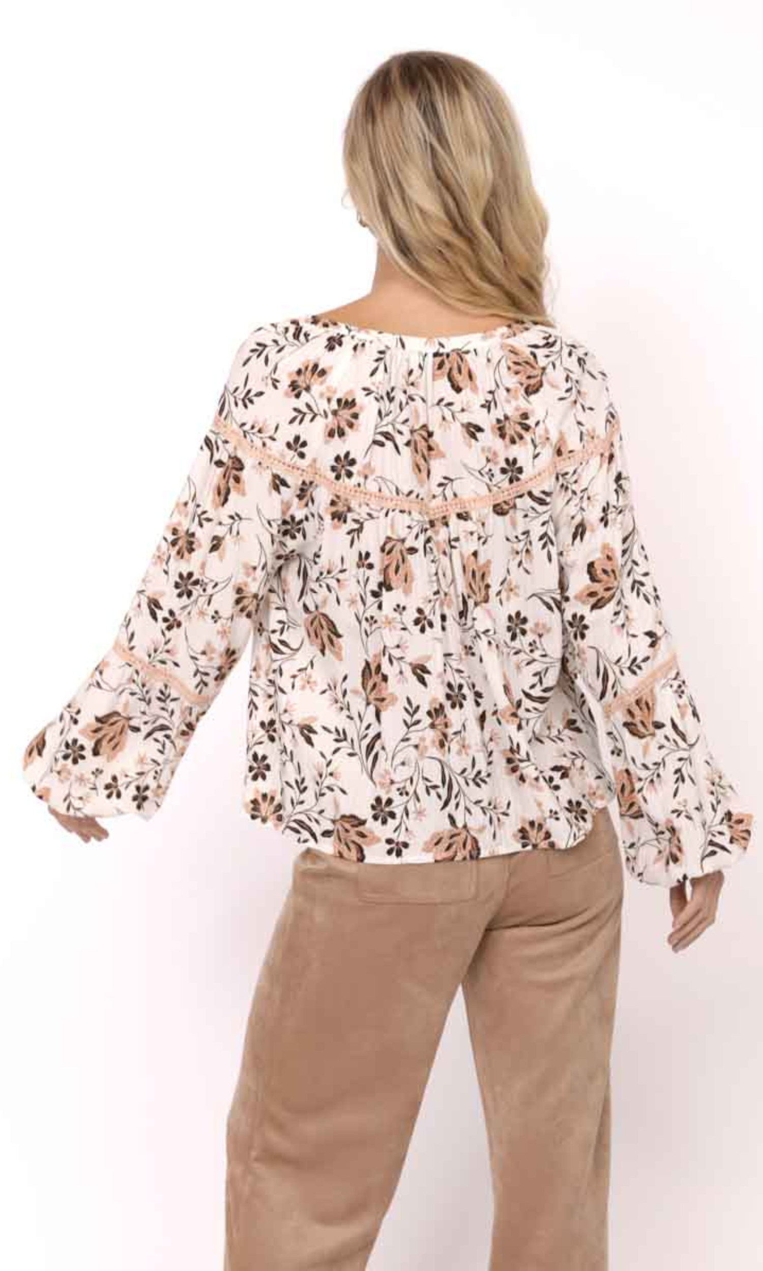 Blusa Blanca de Flores con Volantes - Estilo Boutique