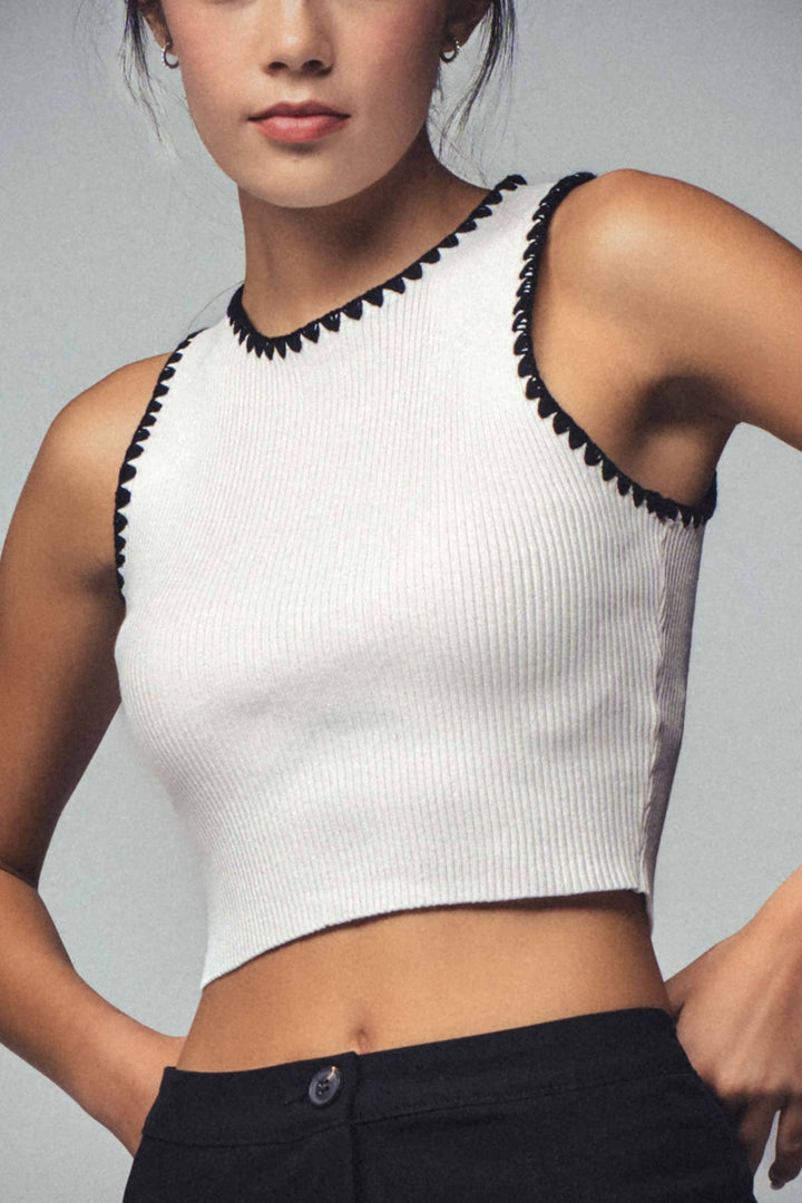 Top Corto Acanalado Blanco sin Mangas con Detalle de Ribete