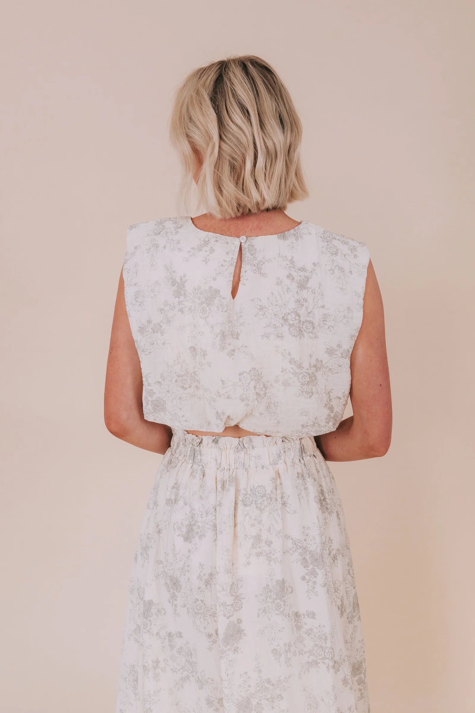 Top Corto Sin Mangas Color Blanco con Estampado Floral