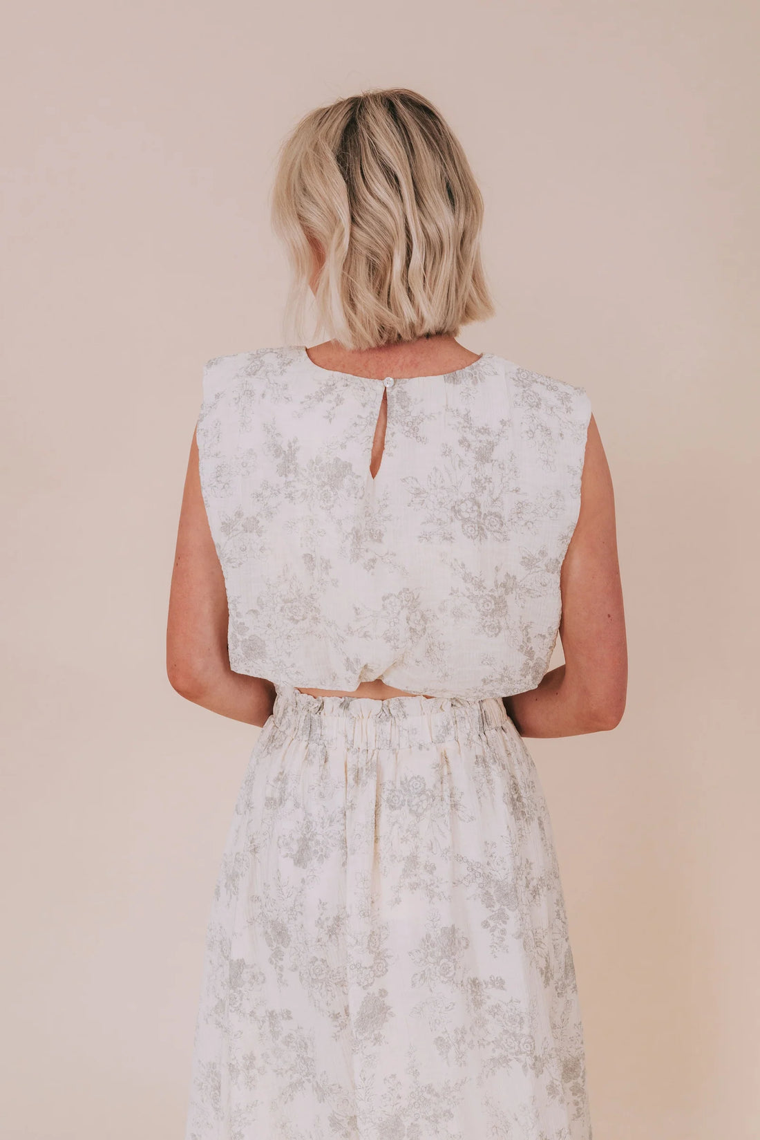 Top Corto Sin Mangas Color Blanco con Estampado Floral