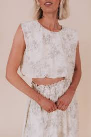 Top Corto Sin Mangas Color Blanco con Estampado Floral