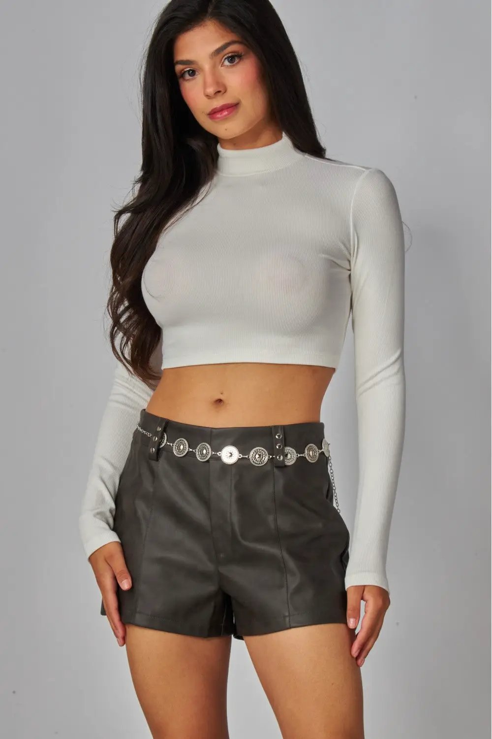 Mini Shorts de Piel Sintética Tachonados con Cinturón Estilo Western para Mujer by Yanet Collective