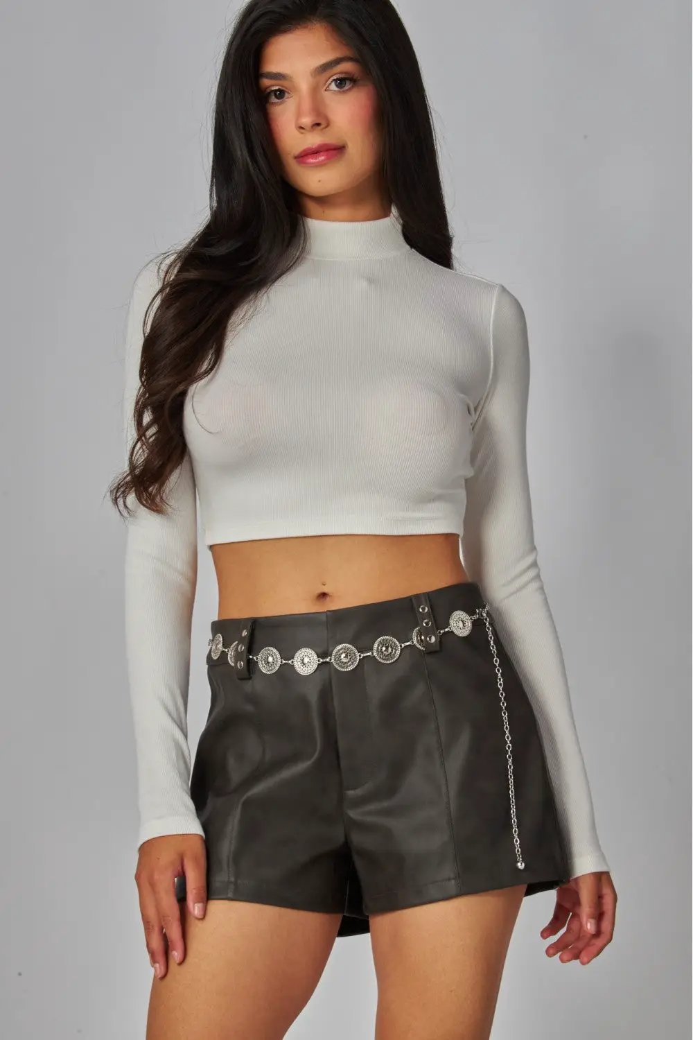 Mini Shorts de Piel Sintética Tachonados con Cinturón Estilo Western para Mujer by Yanet Collective