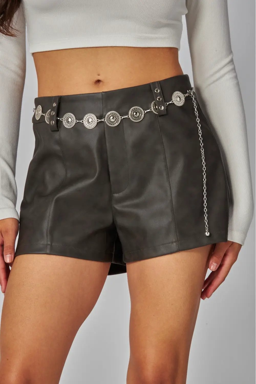 Mini Shorts de Piel Sintética Tachonados con Cinturón Estilo Western para Mujer by Yanet Collective