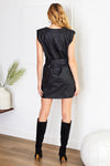 VESTIDO DE VINIPIEL CON HOMBRERAS Y CINTURÓN