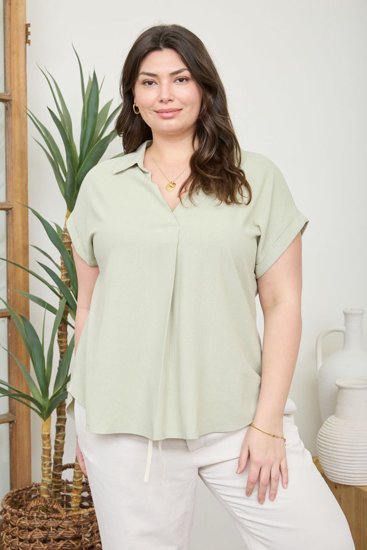 Blusa de Lino Verde Salvia: Elegancia Boutique con Cuello V y Detalle Pintuck