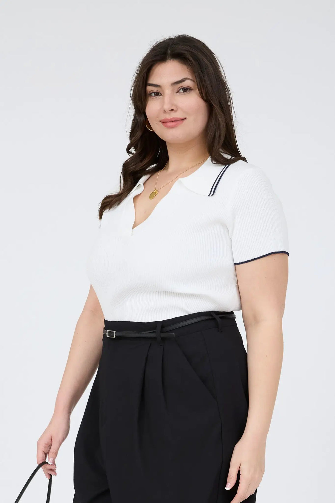 Top de Punto de Manga Corta con Ribete de Cuello en Contraste Plus: Elegancia y Comodidad by THE WORKSHOP