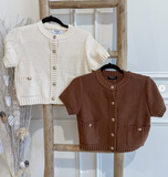 Suéter Top Botones Dorados Cafe Manga Corta