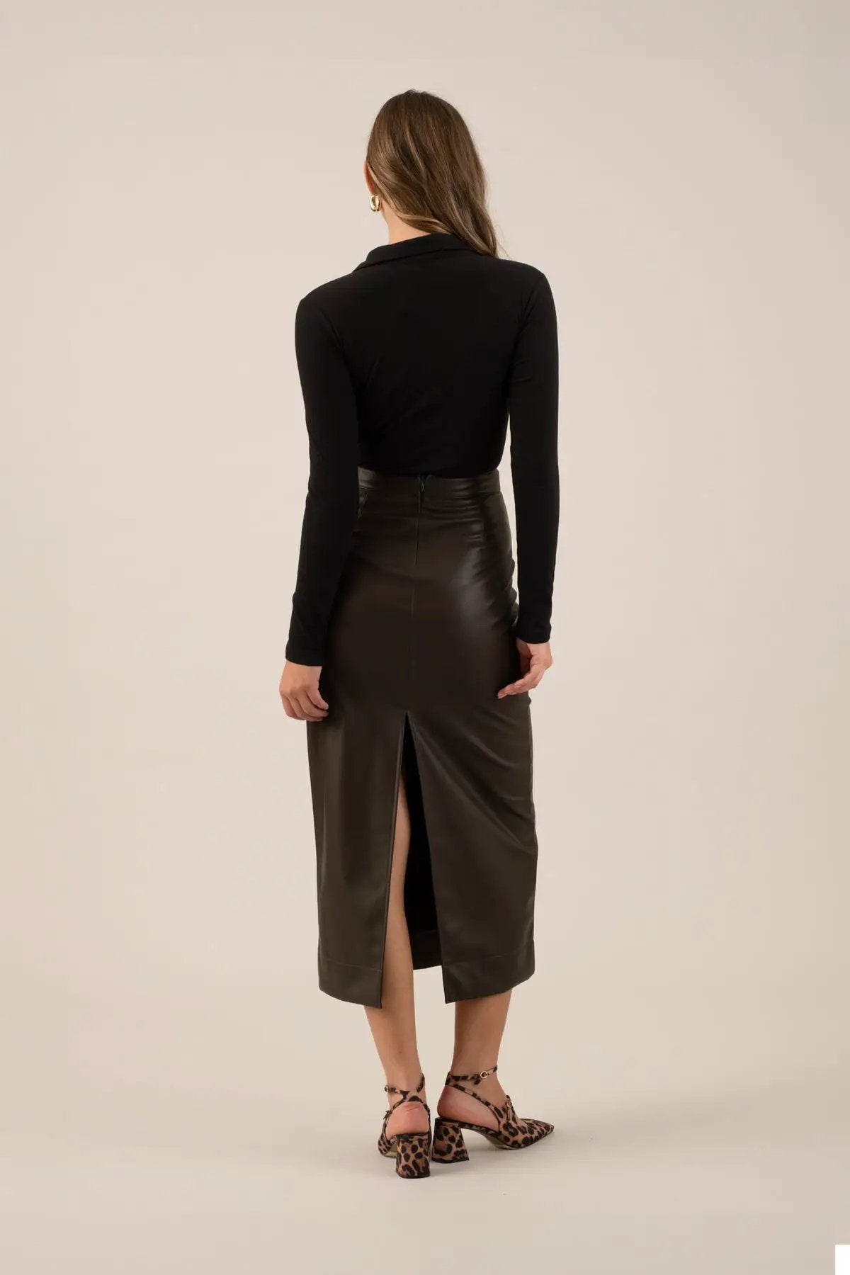 Falda Midi de Piel Sintética con Abertura: Elegancia Moderna by Yanet Collection