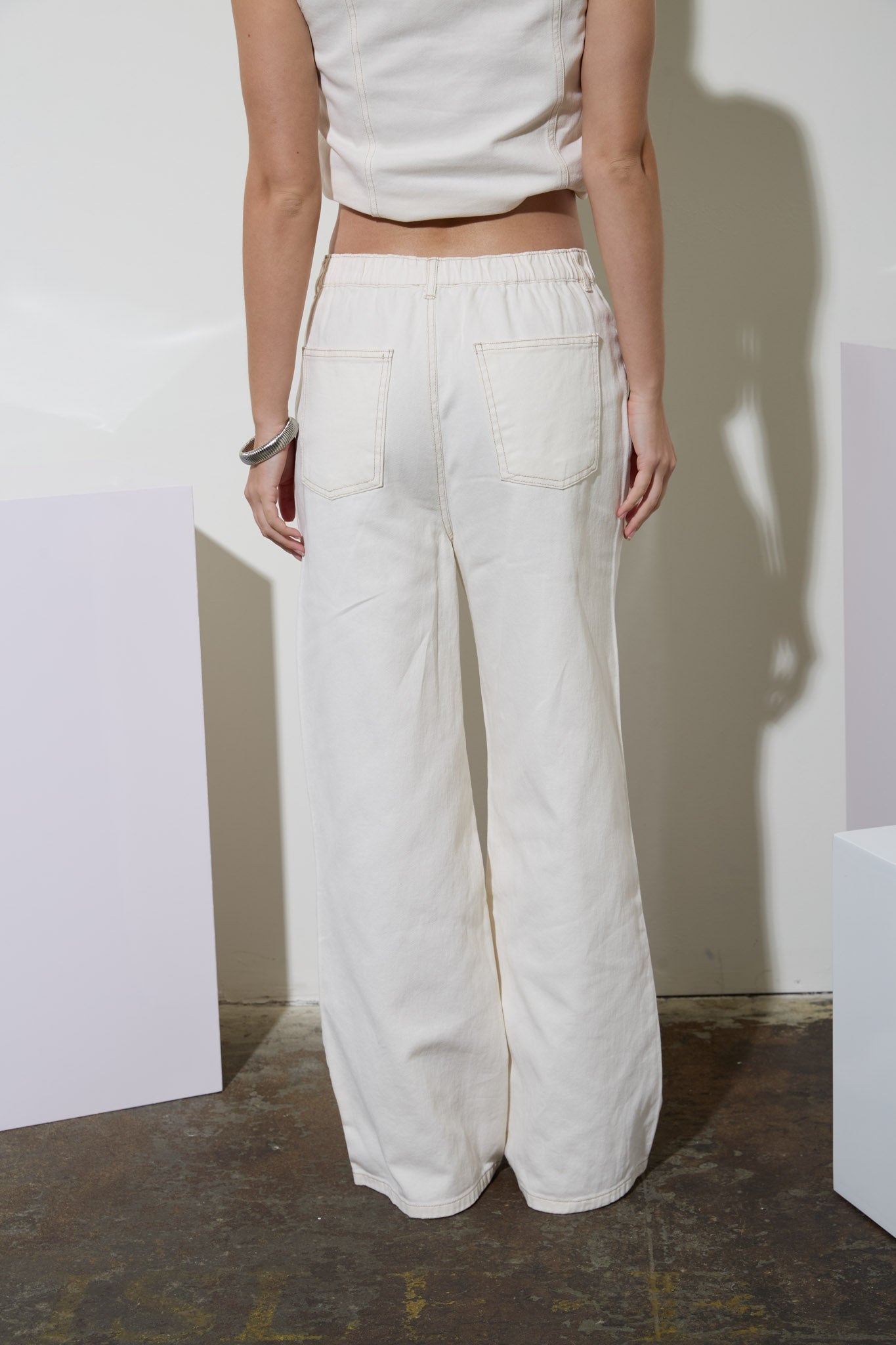 Pantalones de Mezclilla Blanca: Corte Recto, Cintura Alta y Ajuste con Cordón – 100% Algodón