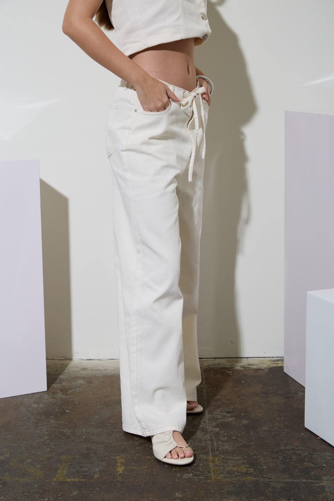 Pantalones de Mezclilla Blanca: Corte Recto, Cintura Alta y Ajuste con Cordón – 100% Algodón