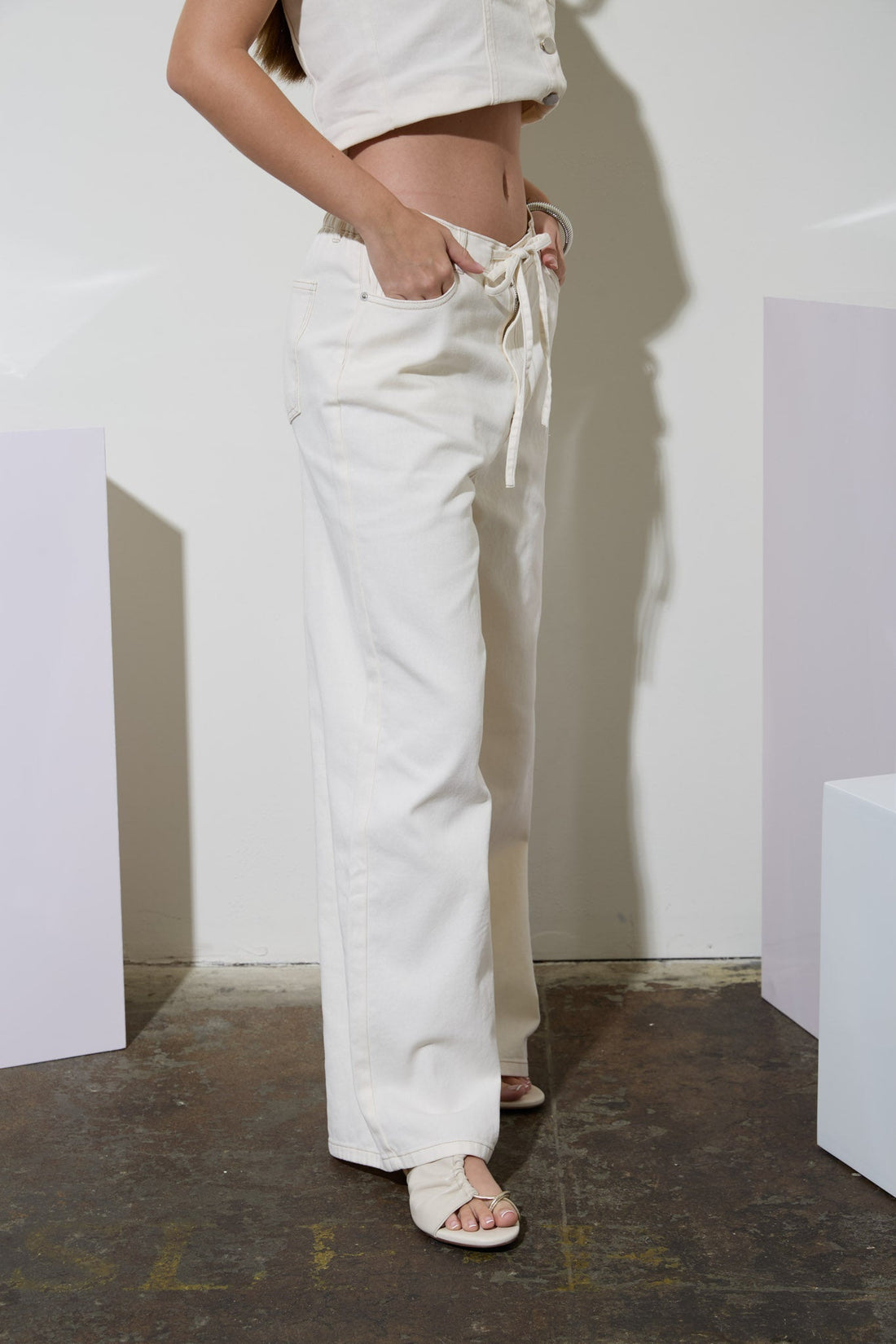 Pantalones de Mezclilla Blanca: Corte Recto, Cintura Alta y Ajuste con Cordón – 100% Algodón