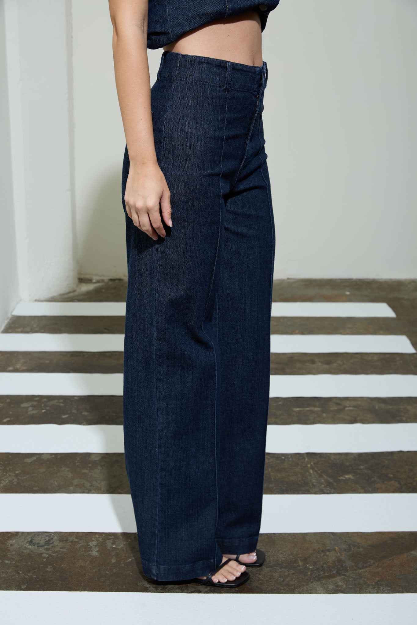 Jeans Wide Leg de Tiro Alto con Costura Frontal – Denim Elástico Azul Oscuro
