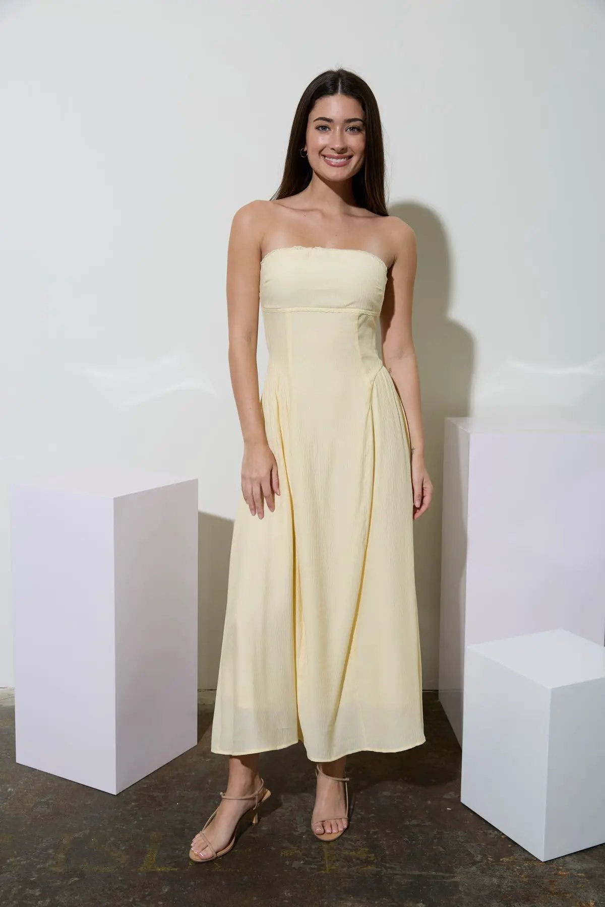 PRE-ORDEN Vestido Midi con Encaje, Escote Palabra de Honor y Detalle Fruncido (Pre-orden) by shopblupepper