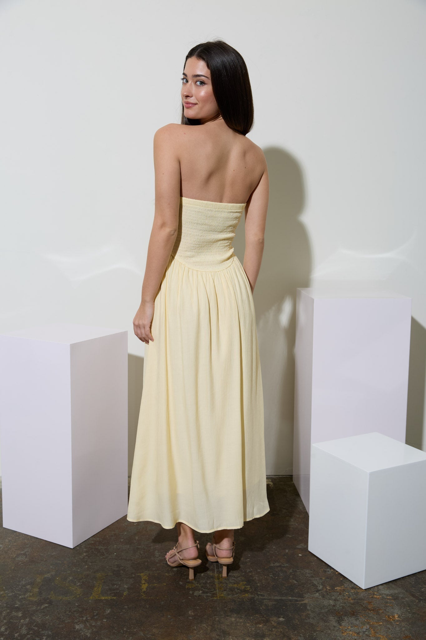 Vestido Midi de Encaje con Escote Palabra de Honor - Elegancia Boutique para Eventos