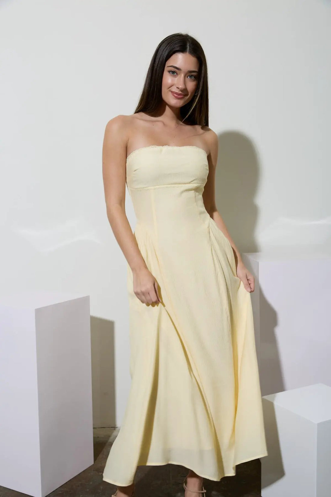 PRE-ORDEN Vestido Midi con Encaje, Escote Palabra de Honor y Detalle Fruncido (Pre-orden) by shopblupepper