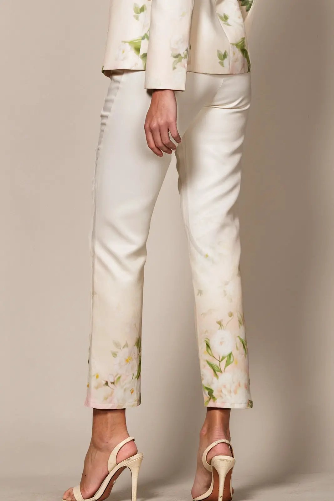 Pantalón Estrecho con Estampado Floral Blanco by Yanet Collective