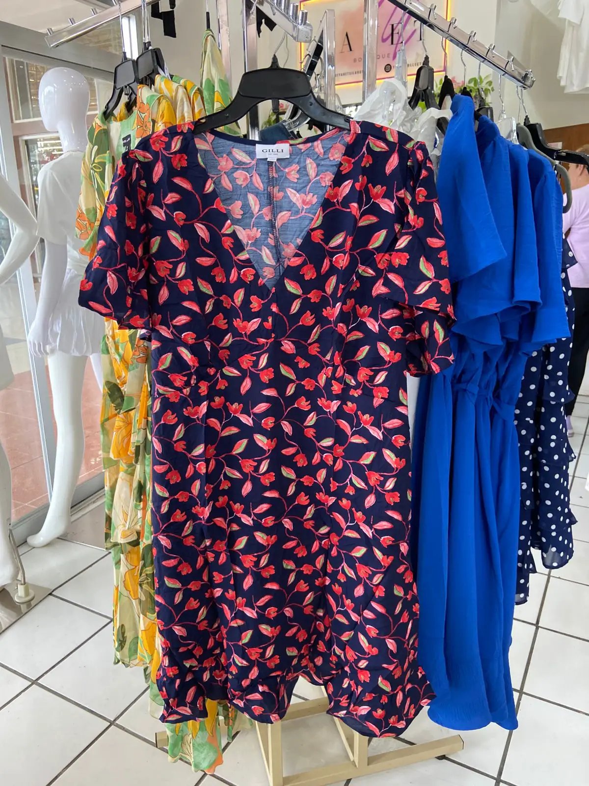 Vestido flores azul con rojo by Yanet Collective