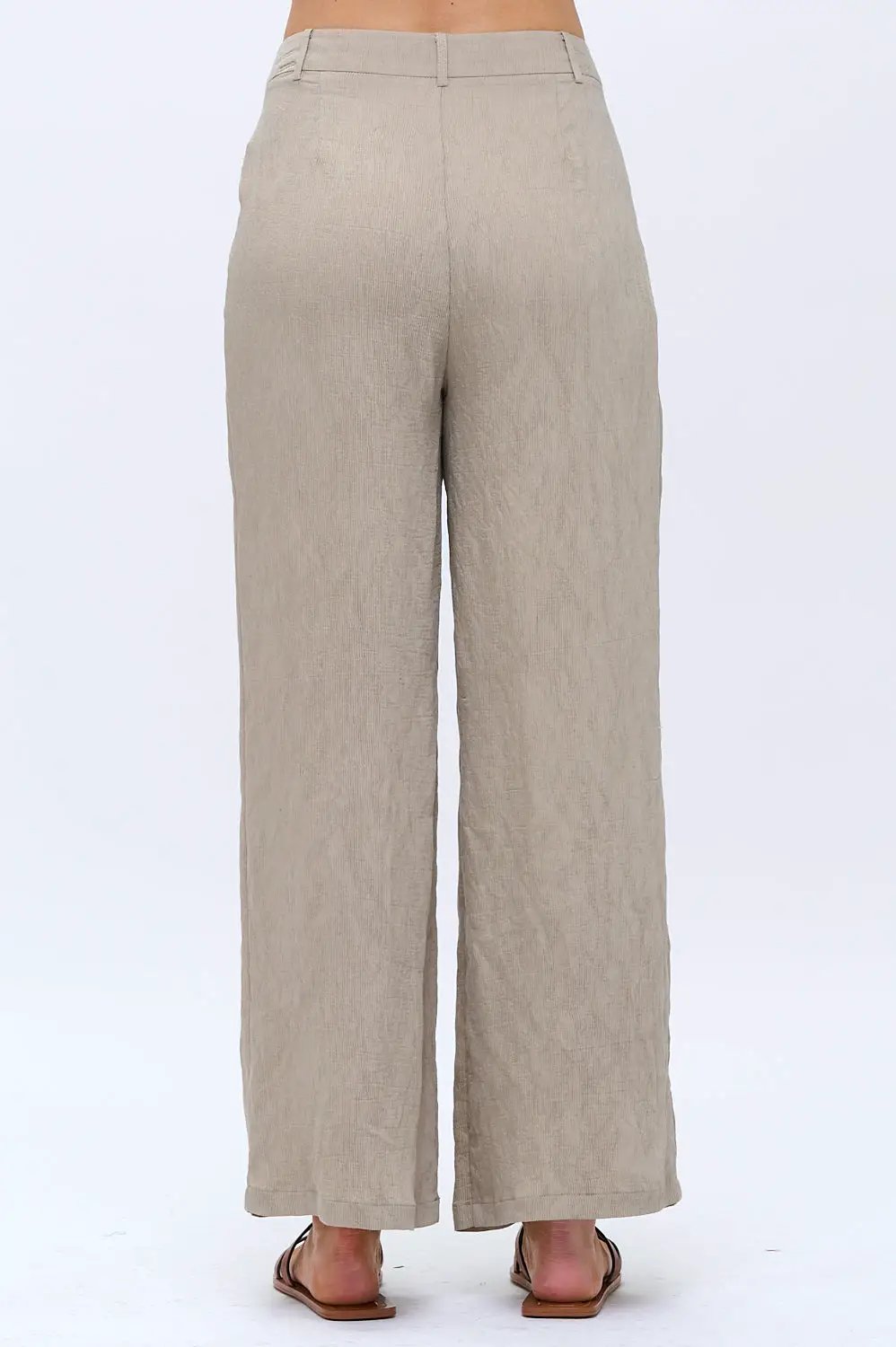Pantalones de crepé de cintura alta con bajo acampanado beige by Yanet Collective