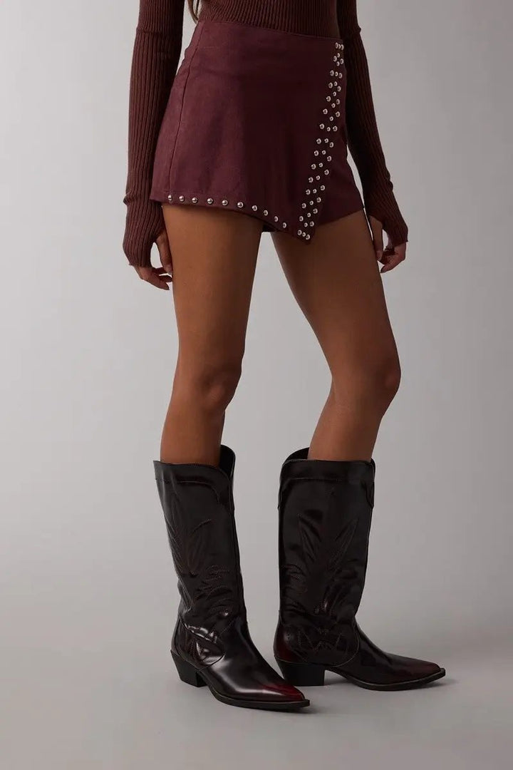 Mini falda Burgundy tipo skort de gamuza con tachuelas y corte asimétrico para mujer by Sky To Moon
