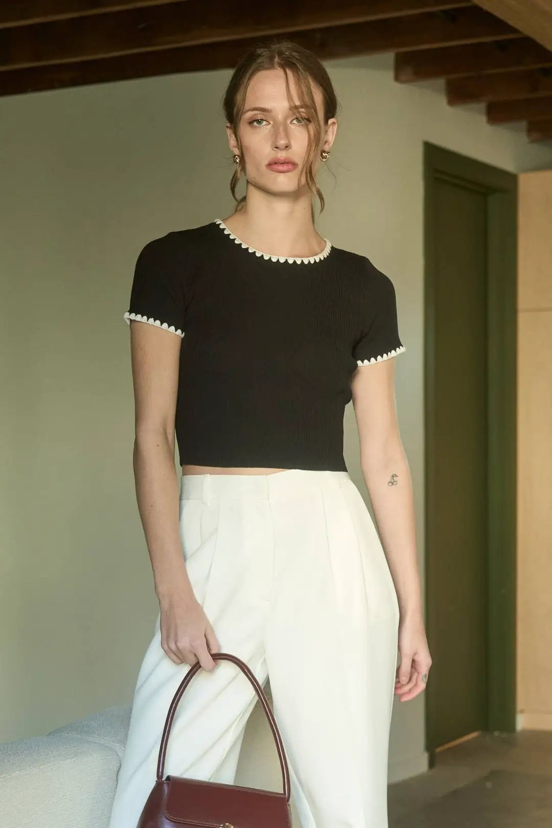 Blusa Top Negro de Punto Contraste Cuello Blanco by Yanet Collective