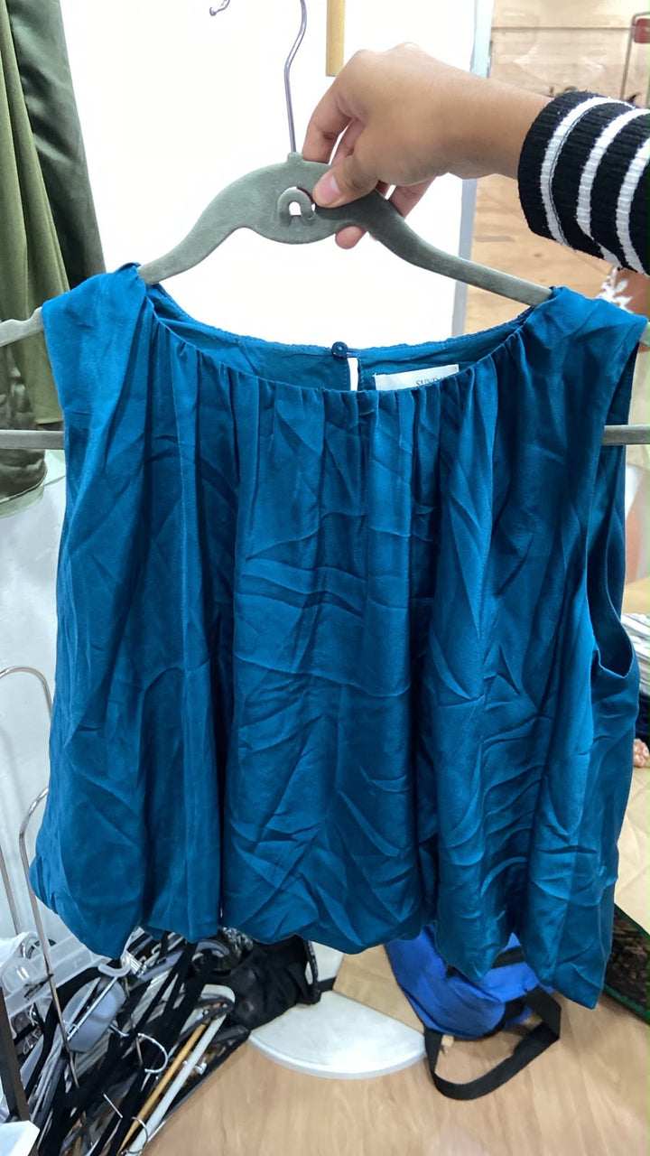 Blusa Sin Mangas Plisada en Verde Azulado con Detalle de Botones - Estilo Boutique