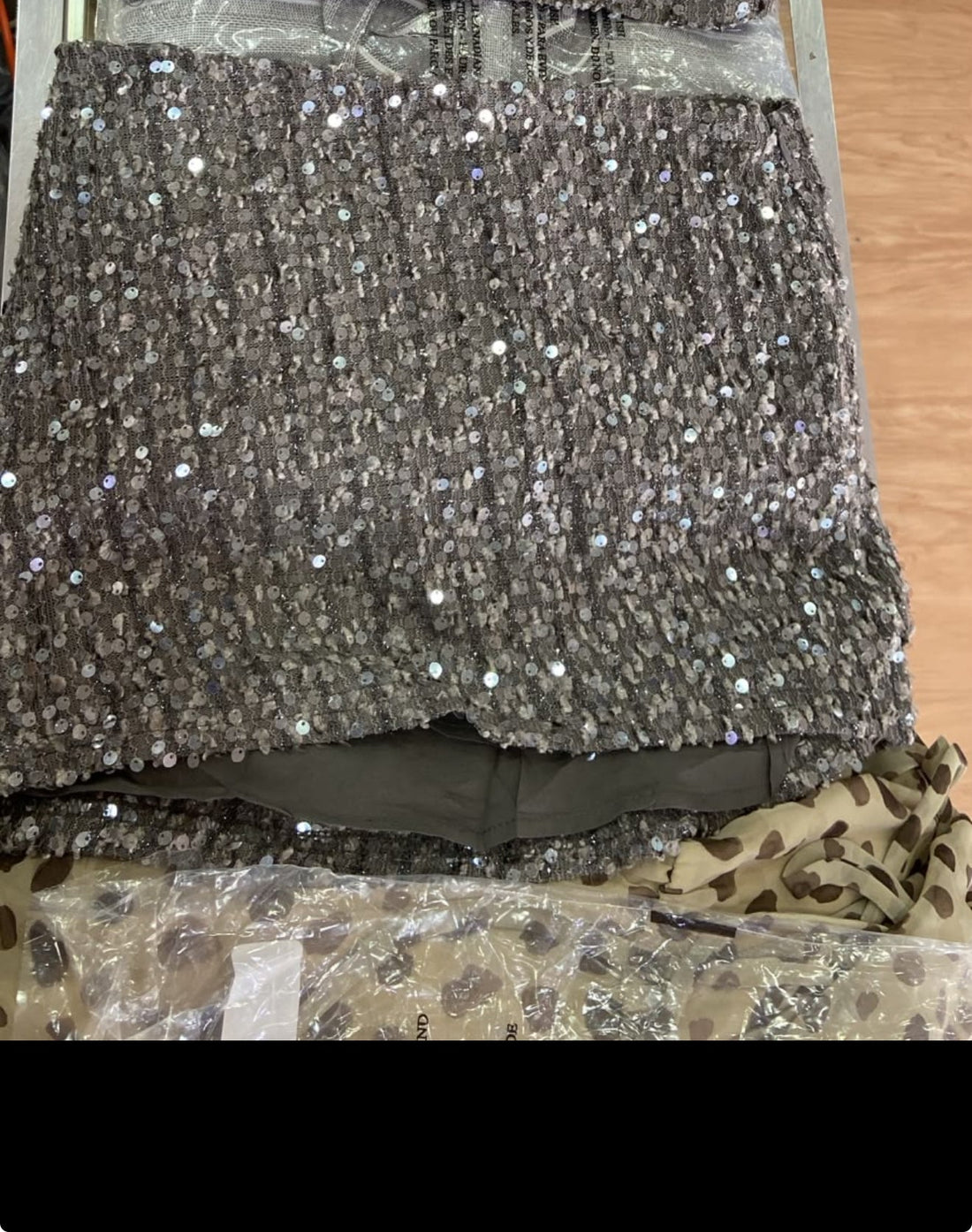 Tela de Lentejuelas Plateadas con Detalle Animal Print - Estilo Boutique
