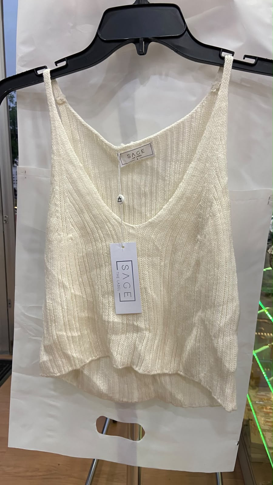 Top de Punto sin Mangas con Escote en V y Bajo Fluido - Estilo Boutique