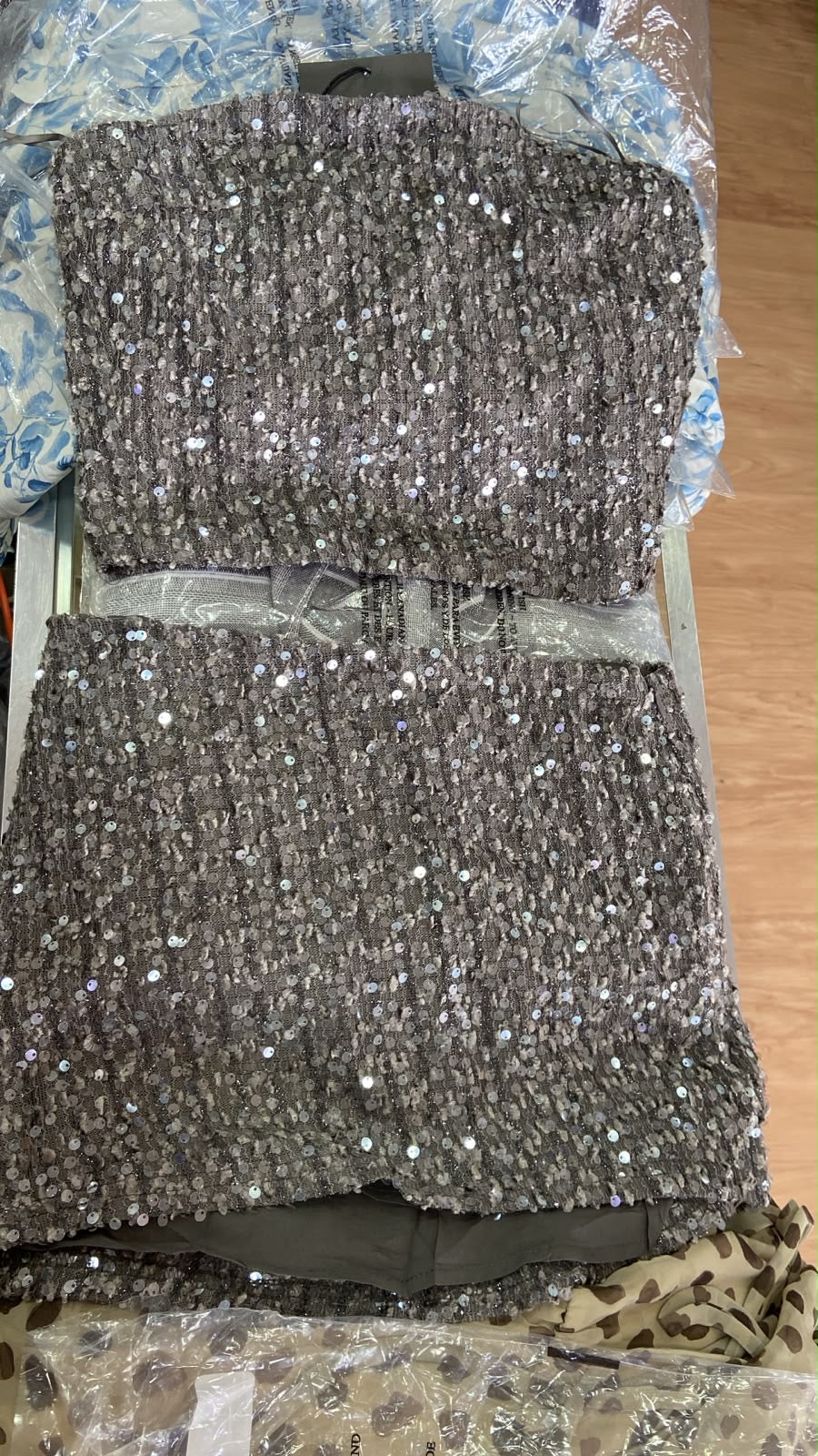 Vestido Estuche Gris sin Mangas con Lentejuelas - Elegancia Boutique