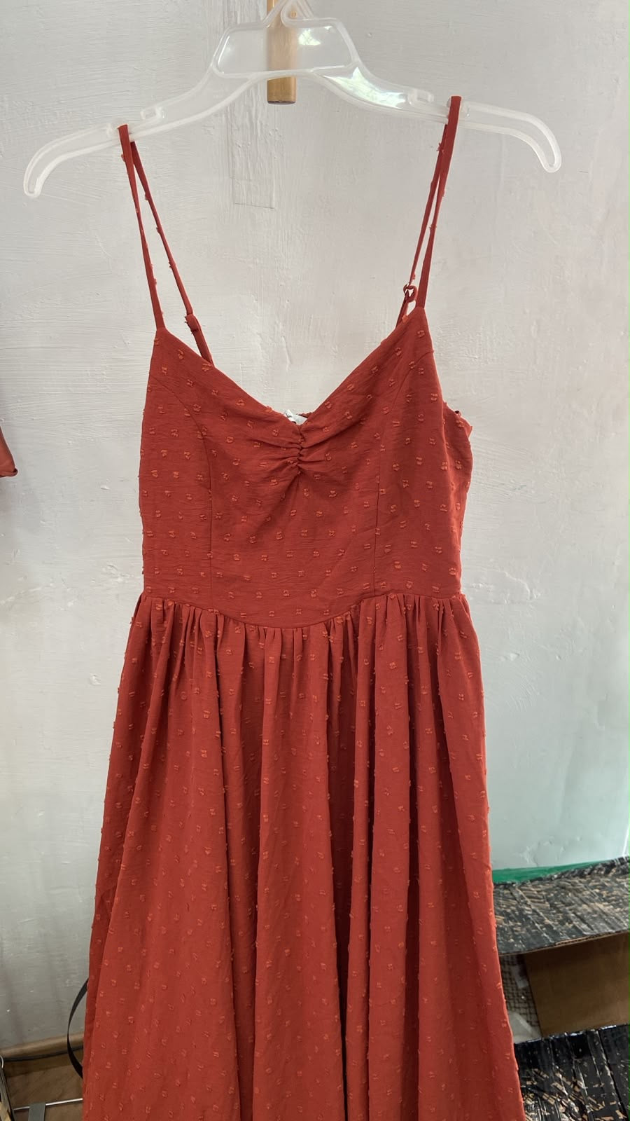 Vestido Midi Rust con Tirantes y Escote Drapeado - Estilo Boutique