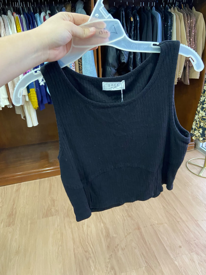 Top Corto Acanalado Sin Mangas - Elegancia Minimalista en Negro
