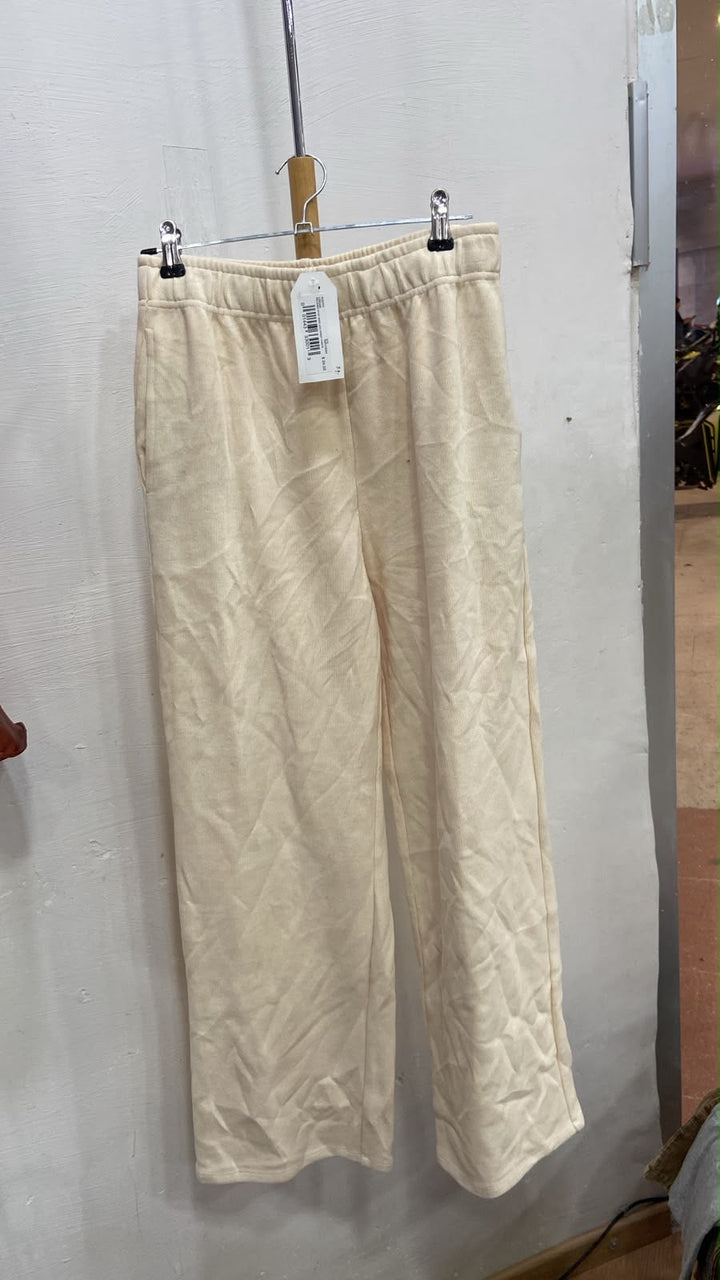Pantalones Wide-Leg Acolchados en Crema: Elegancia Boutique