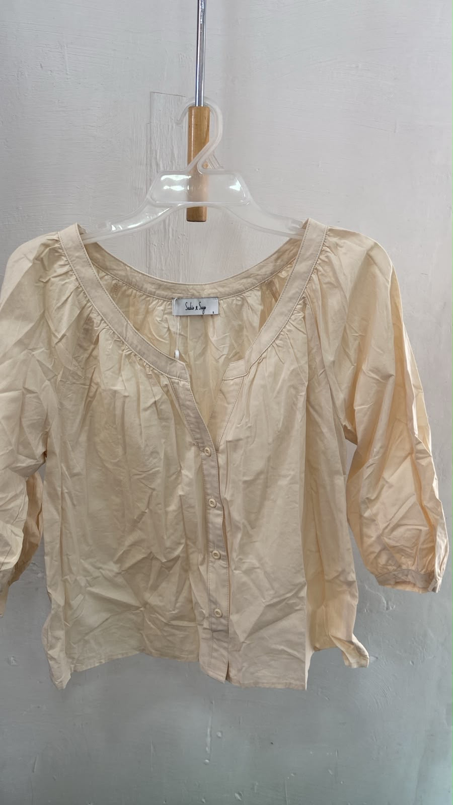 Blusa Crema con Mangas Abullonadas y Detalle Fruncido