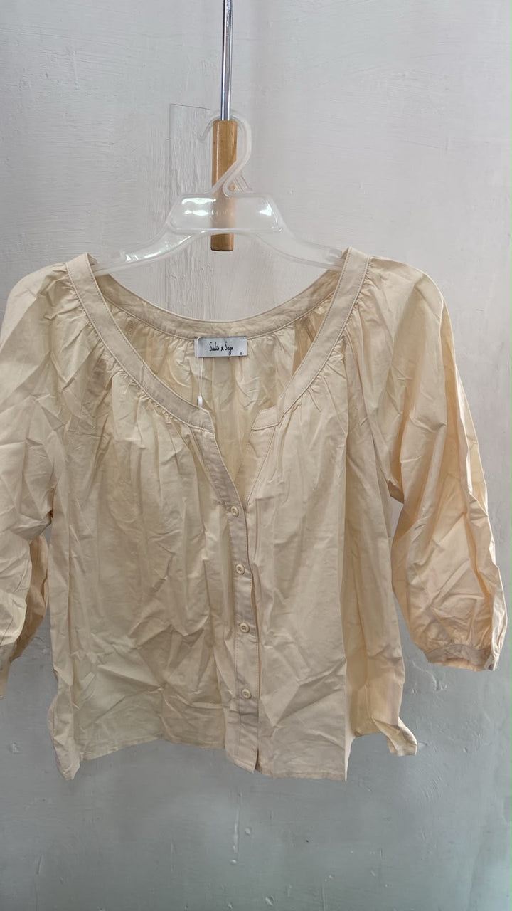 Blusa Crema con Mangas Abullonadas y Detalle Fruncido