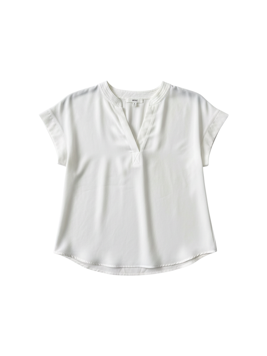 Blusa Blanca de Manga Corta con Escote en V y Detalle de Pliegues
