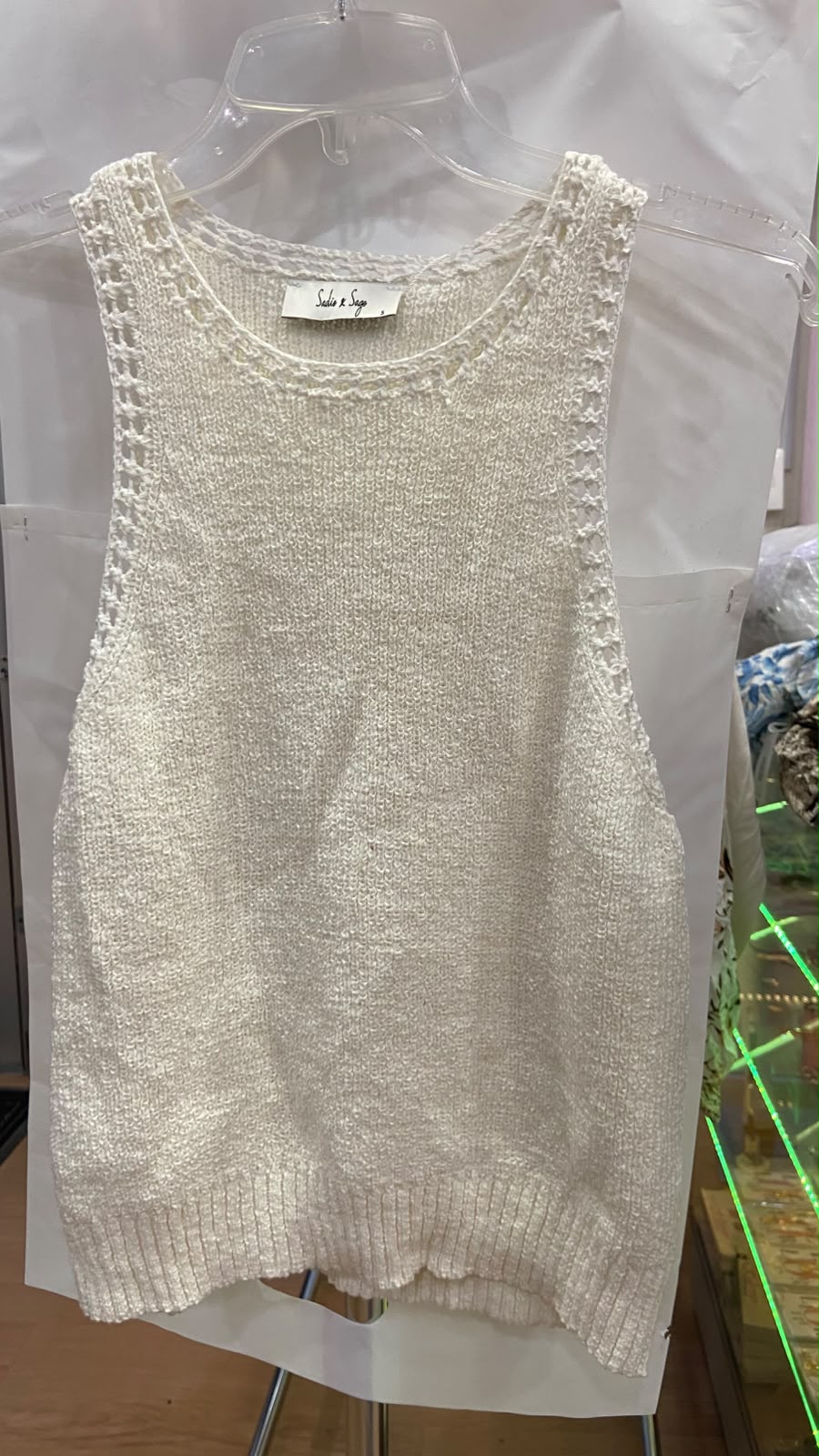 Top de Punto Crema sin Mangas con Detalle de Calado Artesanal