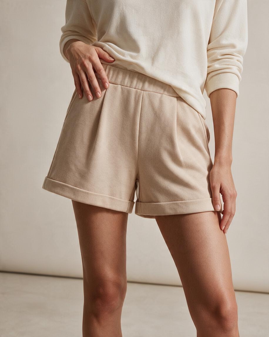 Bermudas de Tiro Alto Color Beige con Pliegues