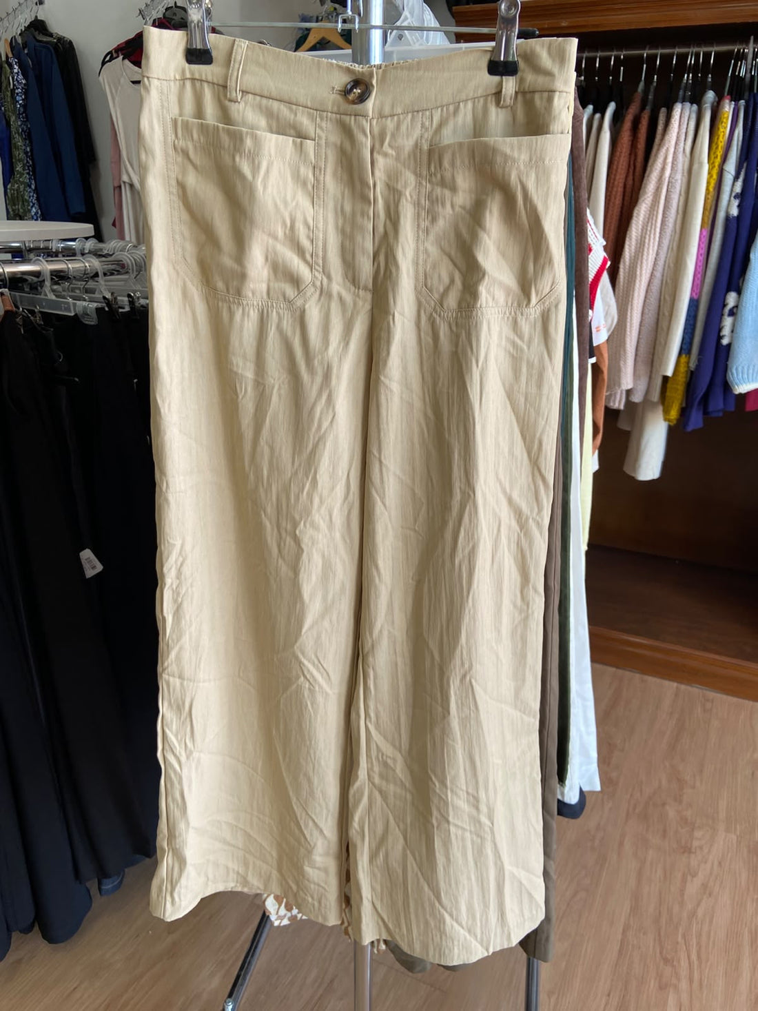 Pantalones Wide-Leg Beige con Bolsillos Frontales - Estilo Boutique
